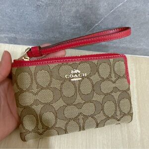 (NWT) Coach Corner Zip Wristlet In Signature Canvas Khaki/ True Red F58033